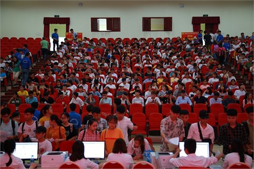 TÂN SINH VIÊN K13 NHẬP HỌC VÀ LÀM THỦ TỤC VÀO Ở KHU NỘI TRÚ NĂM HỌC 2018-2019.