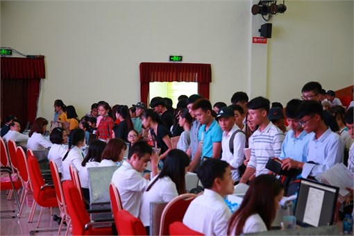 TÂN SINH VIÊN K13 NHẬP HỌC VÀ LÀM THỦ TỤC VÀO Ở KHU NỘI TRÚ NĂM HỌC 2018-2019.