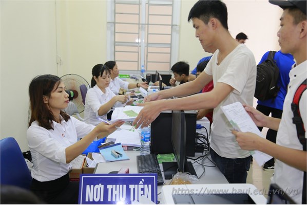 TÂN SINH VIÊN K13 NHẬP HỌC VÀ LÀM THỦ TỤC VÀO Ở KHU NỘI TRÚ NĂM HỌC 2018-2019.