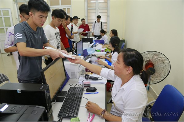 TÂN SINH VIÊN K13 NHẬP HỌC VÀ LÀM THỦ TỤC VÀO Ở KHU NỘI TRÚ NĂM HỌC 2018-2019.