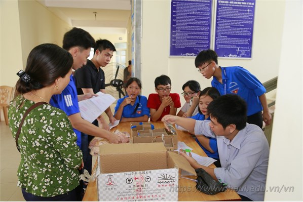 TÂN SINH VIÊN K13 NHẬP HỌC VÀ LÀM THỦ TỤC VÀO Ở KHU NỘI TRÚ NĂM HỌC 2018-2019.