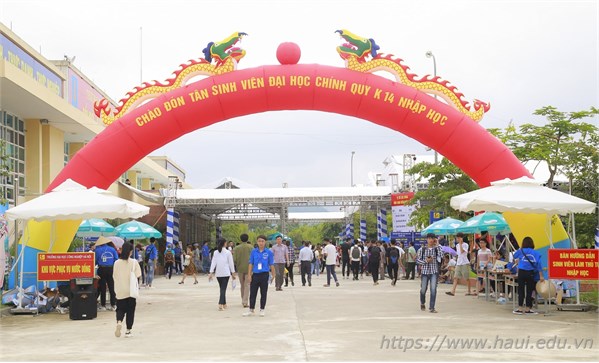 NGÀY HỘI ĐÓN TÂN SINH VIÊN ĐẠI HỌC CÔNG NGHIỆP HÀ NỘI