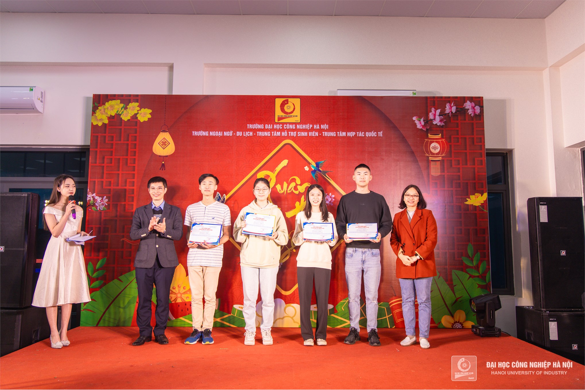 Xuân hội ngộ 2024: Sinh viên nước ngoài hào hứng tham gia trải nghiệm tìm hiểu phong tục Tết Việt