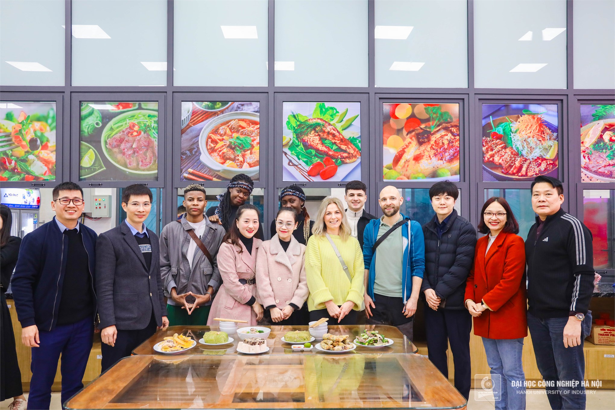 Xuân hội ngộ 2024: Sinh viên nước ngoài hào hứng tham gia trải nghiệm tìm hiểu phong tục Tết Việt