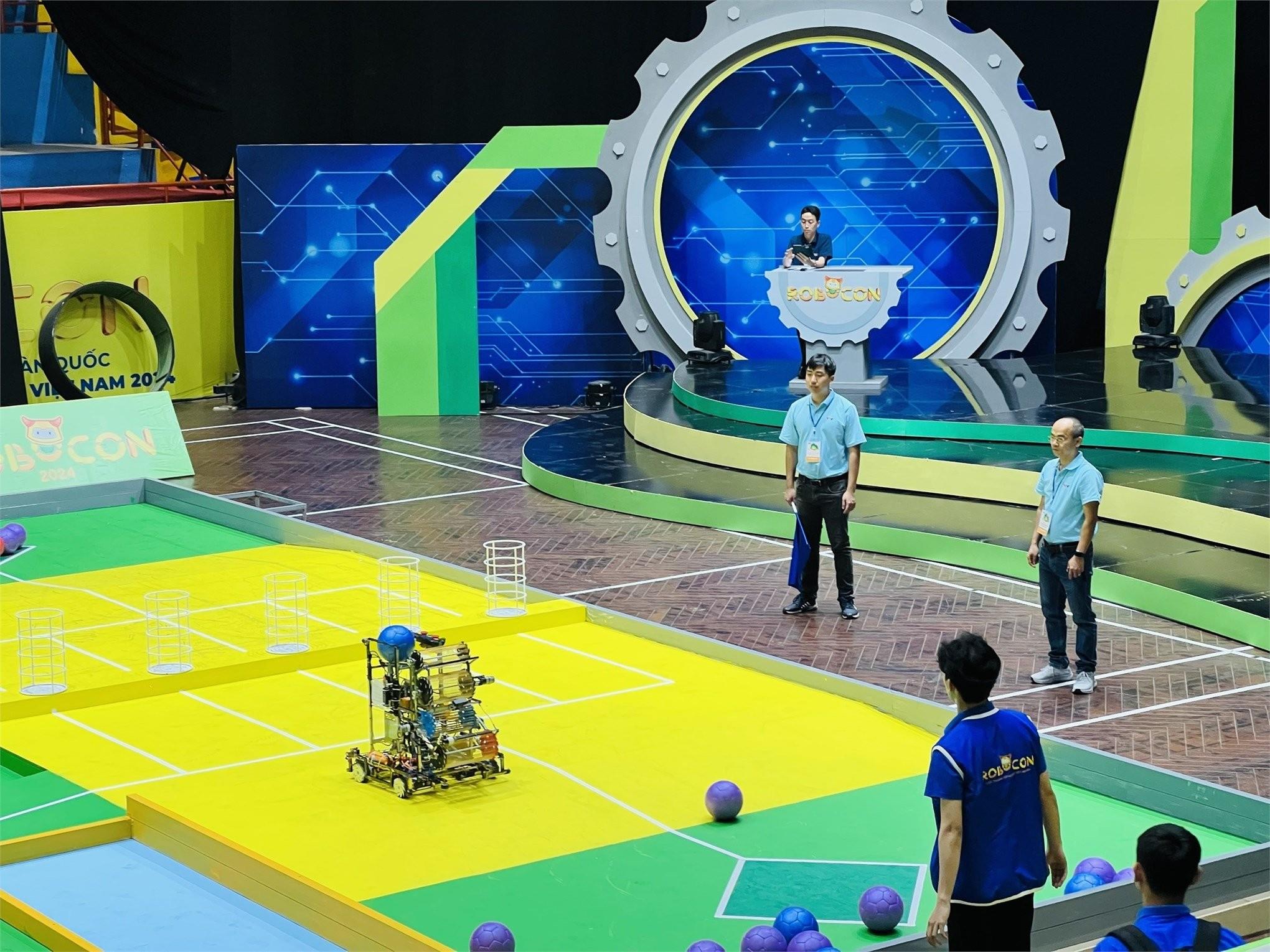 03 đội Robocon Trường Đại học Công nghiệp Hà Nội tham dự vòng chung kết cuộc thi Sáng tạo Robot Việt Nam 2024