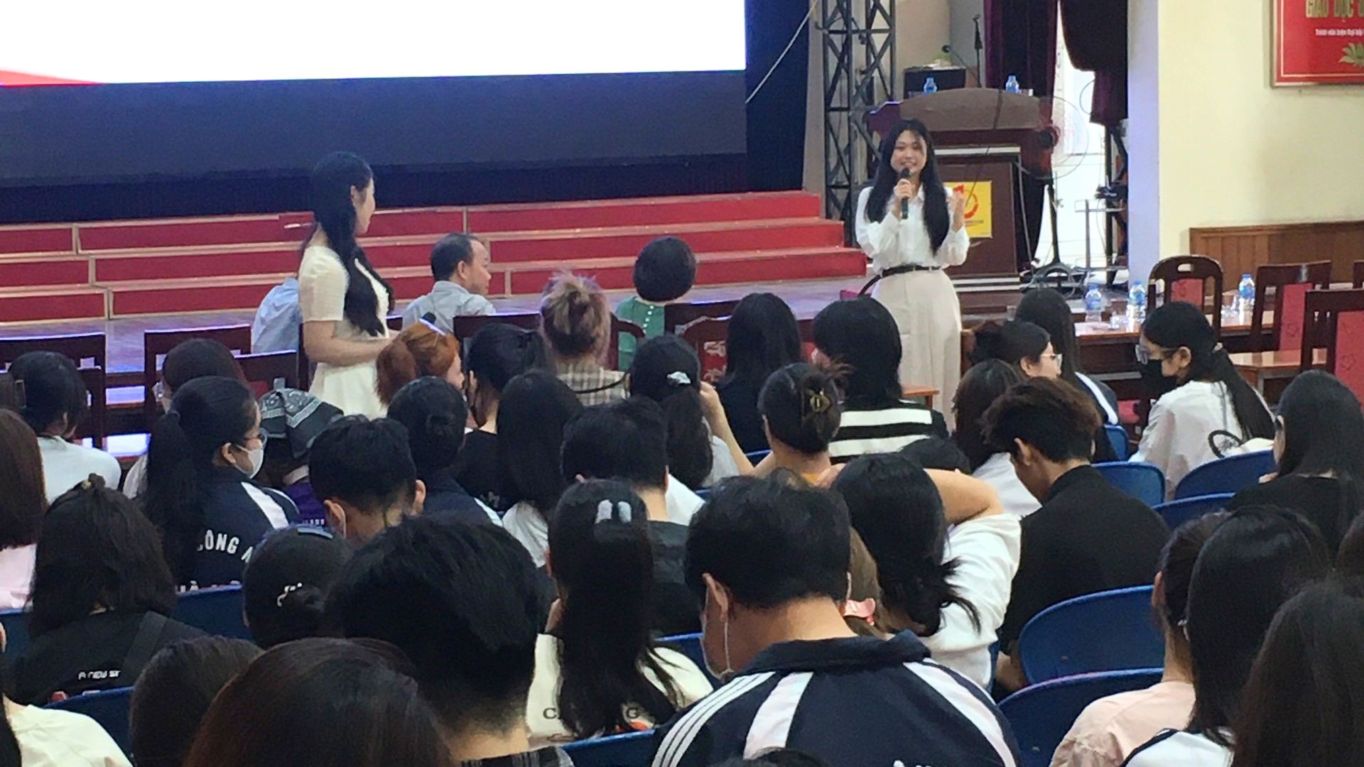 Hơn 300 sinh viên ĐH K18 và CĐ K25 tham dự chương trình bồi dưỡng kỹ năng tại Hà Nội