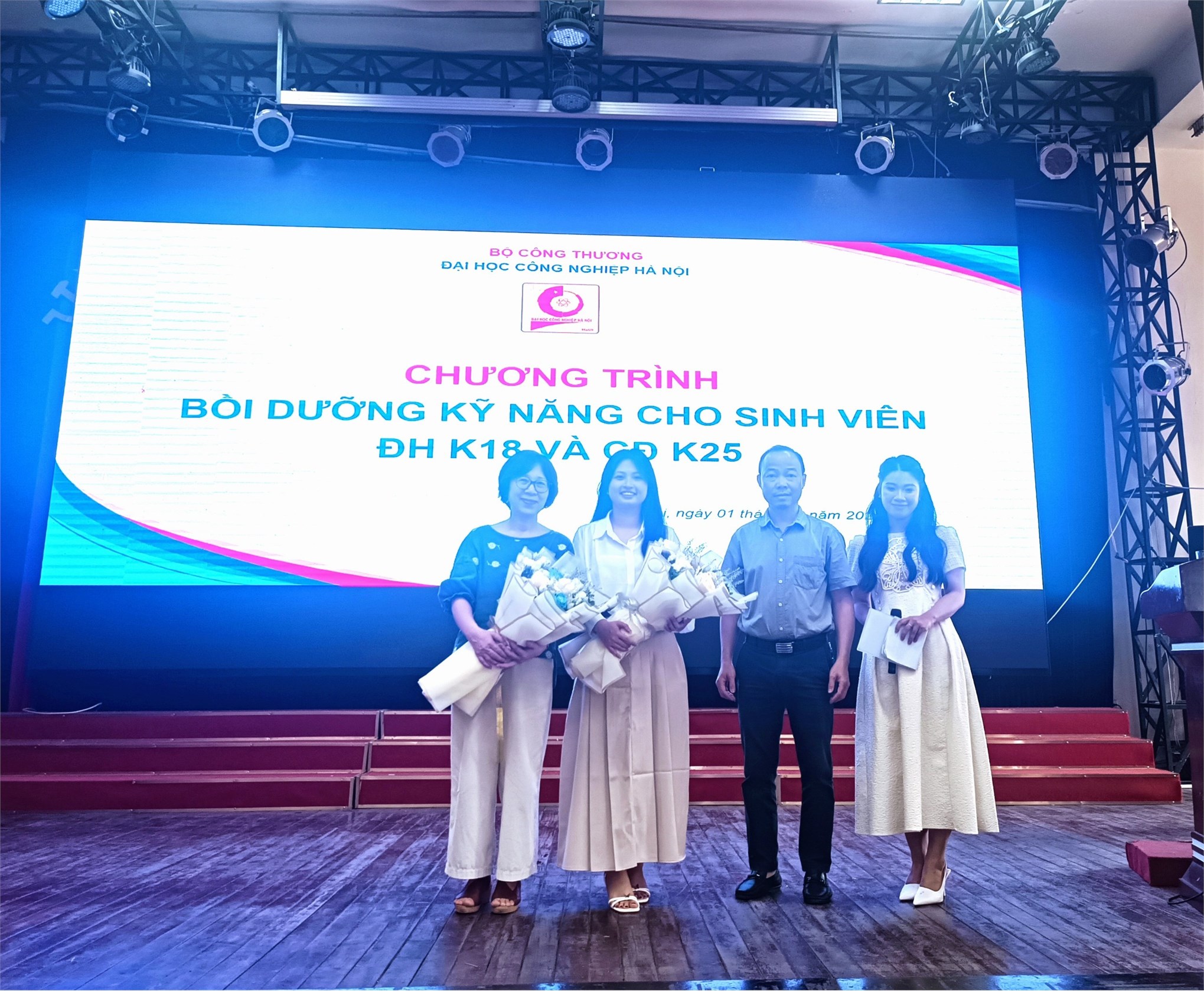 Hơn 300 sinh viên ĐH K18 và CĐ K25 tham dự chương trình bồi dưỡng kỹ năng tại Hà Nội