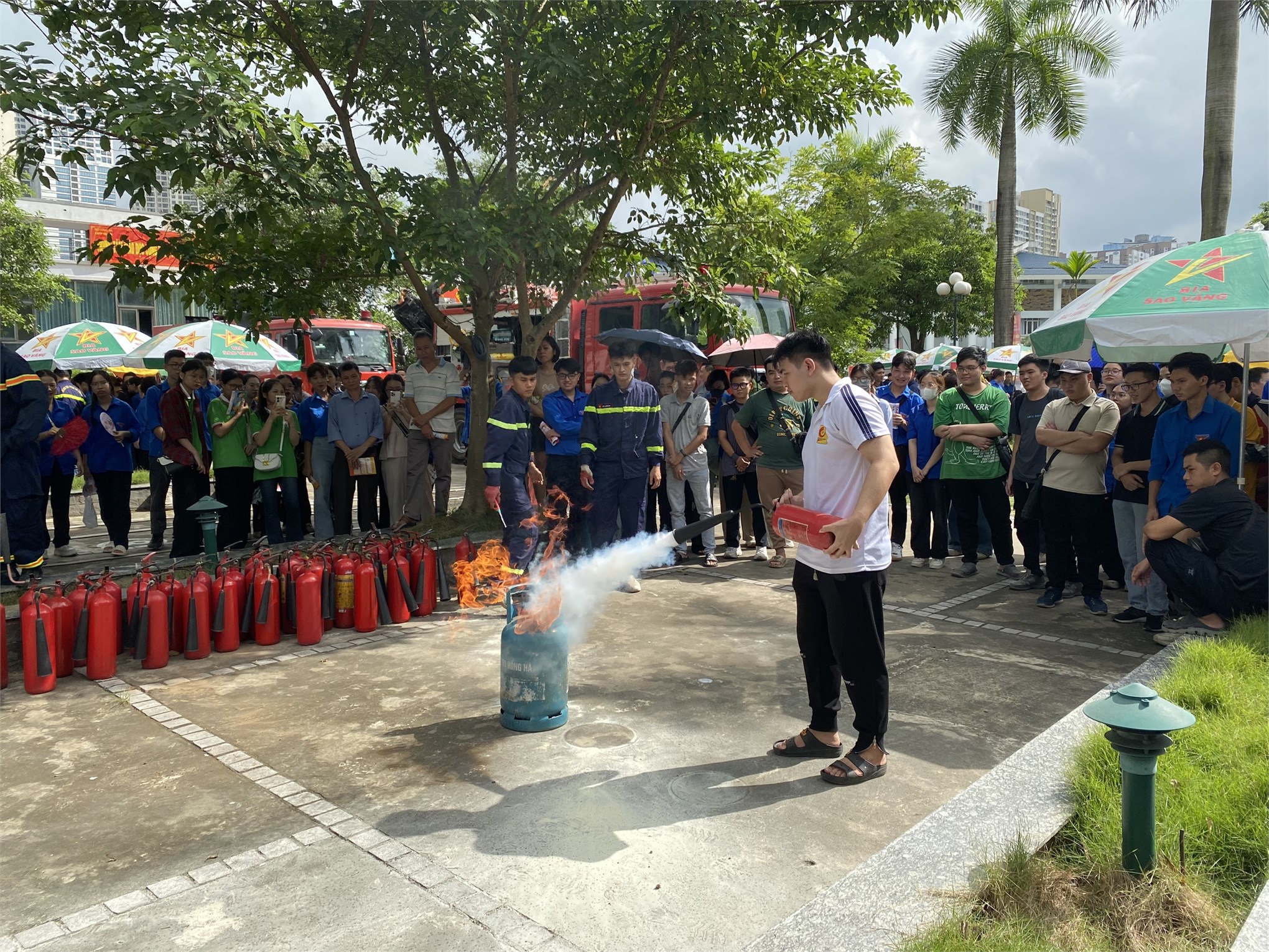 Sinh viên Đại học Công nghiệp Hà Nội trải nghiệm hoạt động phòng cháy chữa cháy, cứu nạn cứu hộ