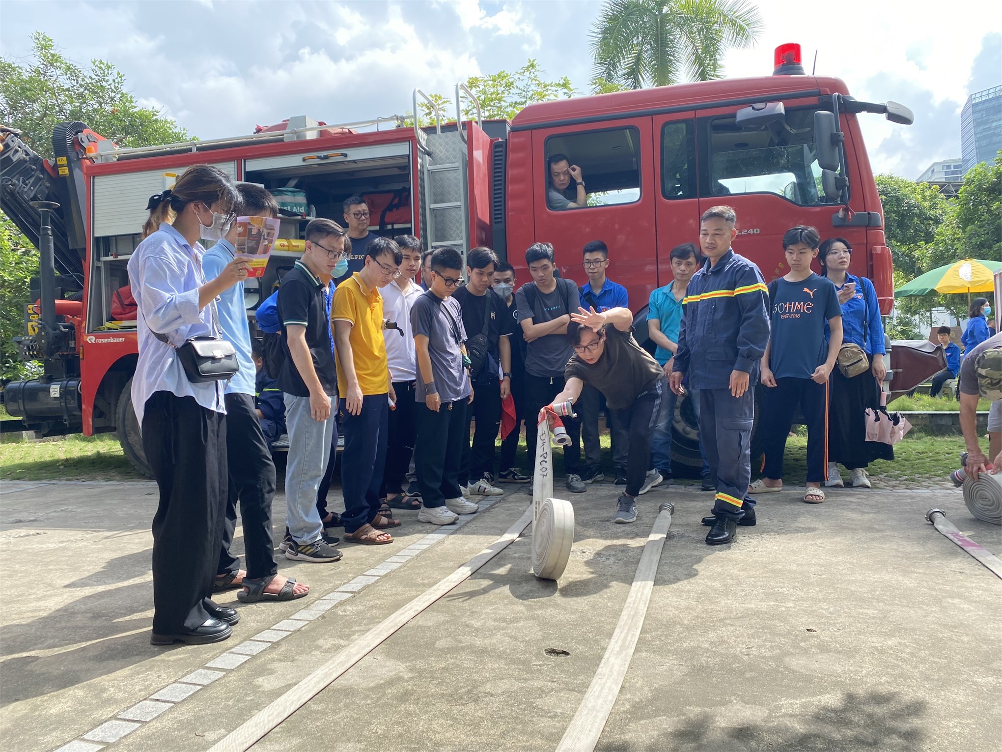 Sinh viên Đại học Công nghiệp Hà Nội trải nghiệm hoạt động phòng cháy chữa cháy, cứu nạn cứu hộ