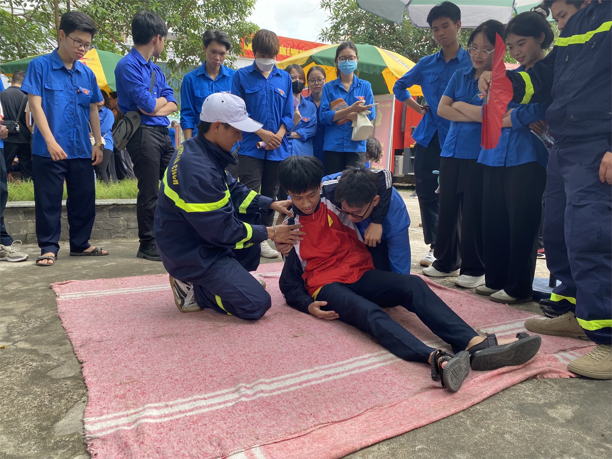 Sinh viên Đại học Công nghiệp Hà Nội trải nghiệm hoạt động phòng cháy chữa cháy, cứu nạn cứu hộ