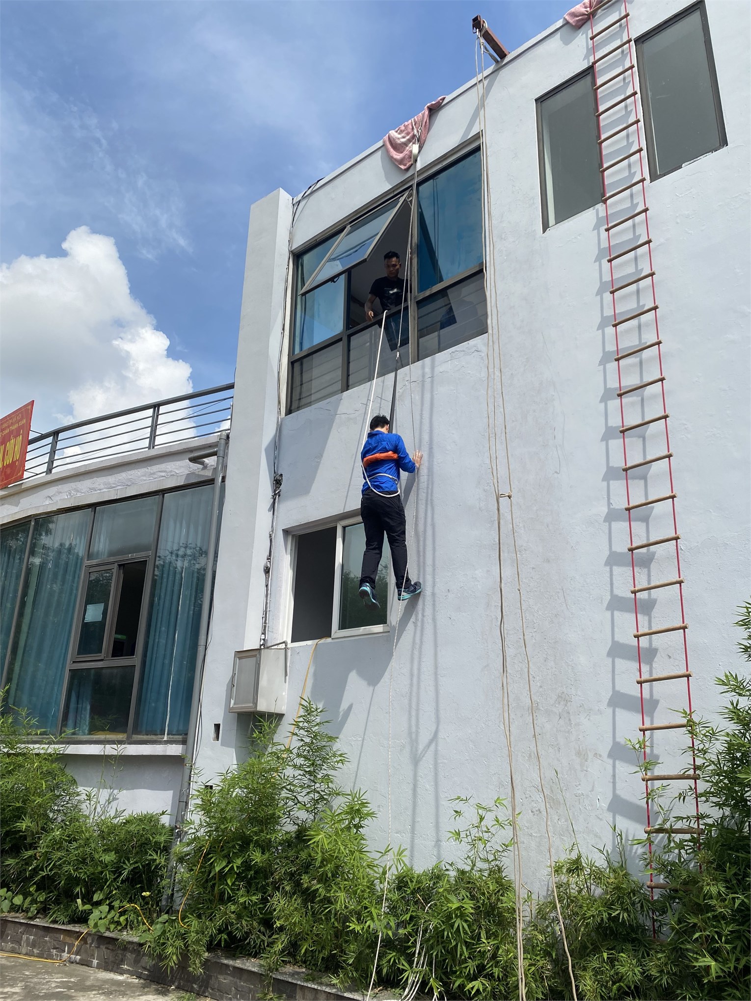 Sinh viên Đại học Công nghiệp Hà Nội trải nghiệm hoạt động phòng cháy chữa cháy, cứu nạn cứu hộ