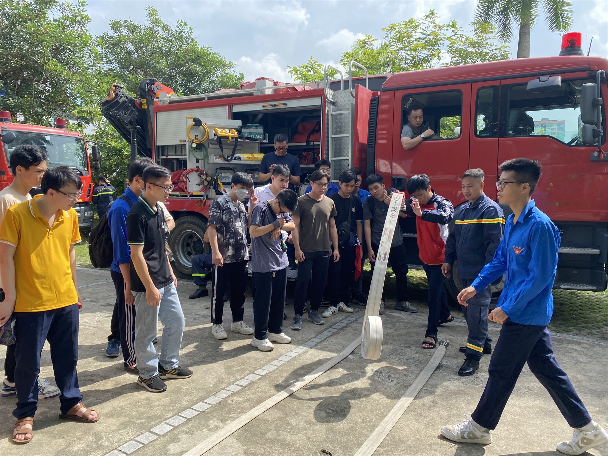 Sinh viên Đại học Công nghiệp Hà Nội trải nghiệm hoạt động phòng cháy chữa cháy, cứu nạn cứu hộ