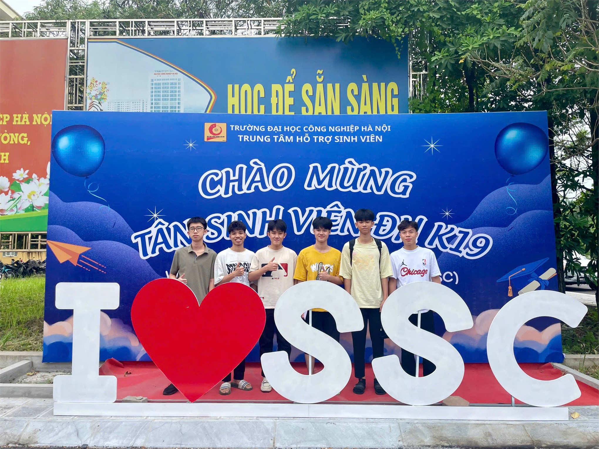 Trung tâm Hỗ trợ sinh viên chào đón hơn 1500 tân sinh viên vào ở nội trú