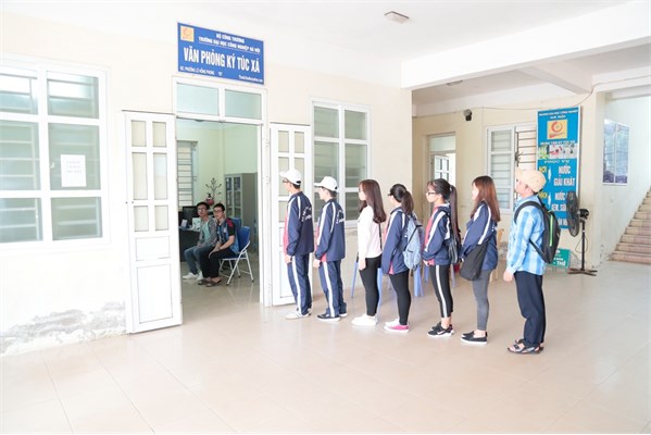 Trung tâm Quản lý Ký túc xá triển khai cho sinh viên ở nội trú ký cam kết về việc thực hiện nội quy tại khu nội trú.