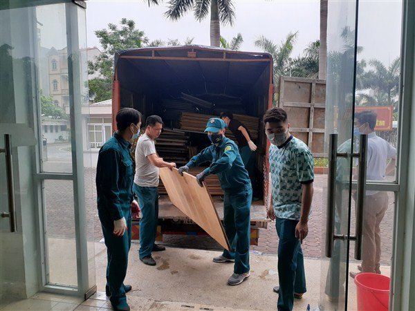 KÝ TÚC XÁ TRƯỜNG ĐẠI HỌC CÔNG NGHIỆP HÀ NỘI THÁO, LẮP, VẬN CHUYỂN VÀ BÀN GIAO 400 GIƯỜNG CHUẨN BỊ LÀM KHU CÁCH LY TẬP TRUNG TẠI QUẬN BẮC TỪ LIÊM