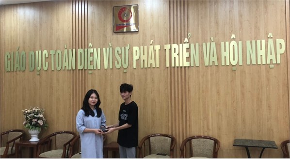 “Nhặt được của rơi, trả người đánh mất”- Hành động đẹp của bạn Bùi Công Phương.