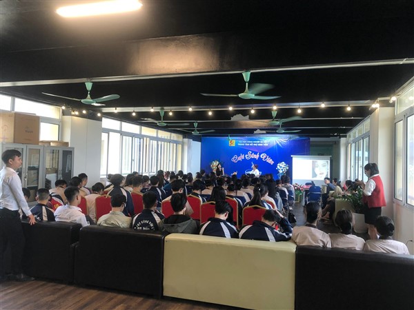 "Cafe sinh viên" số tháng 4: New look - New life