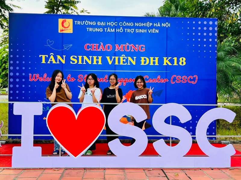 Tân sinh viên ĐH 18 và CĐ K25 rộn ràng trong những ngày đầu vào ký túc xá