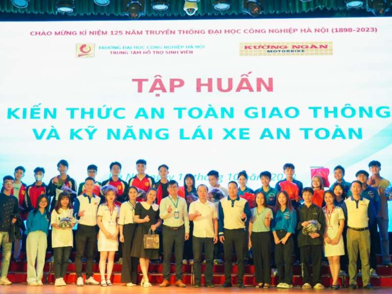 Sôi nổi chương trình tập huấn kiến thức an toàn giao thông và kỹ năng lái xe an toàn