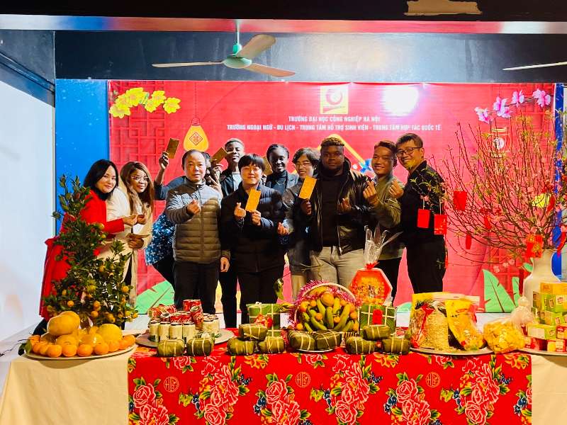 Ấm áp Tết cổ truyền Việt Nam của sinh viên, tình nguyện viên quốc tế